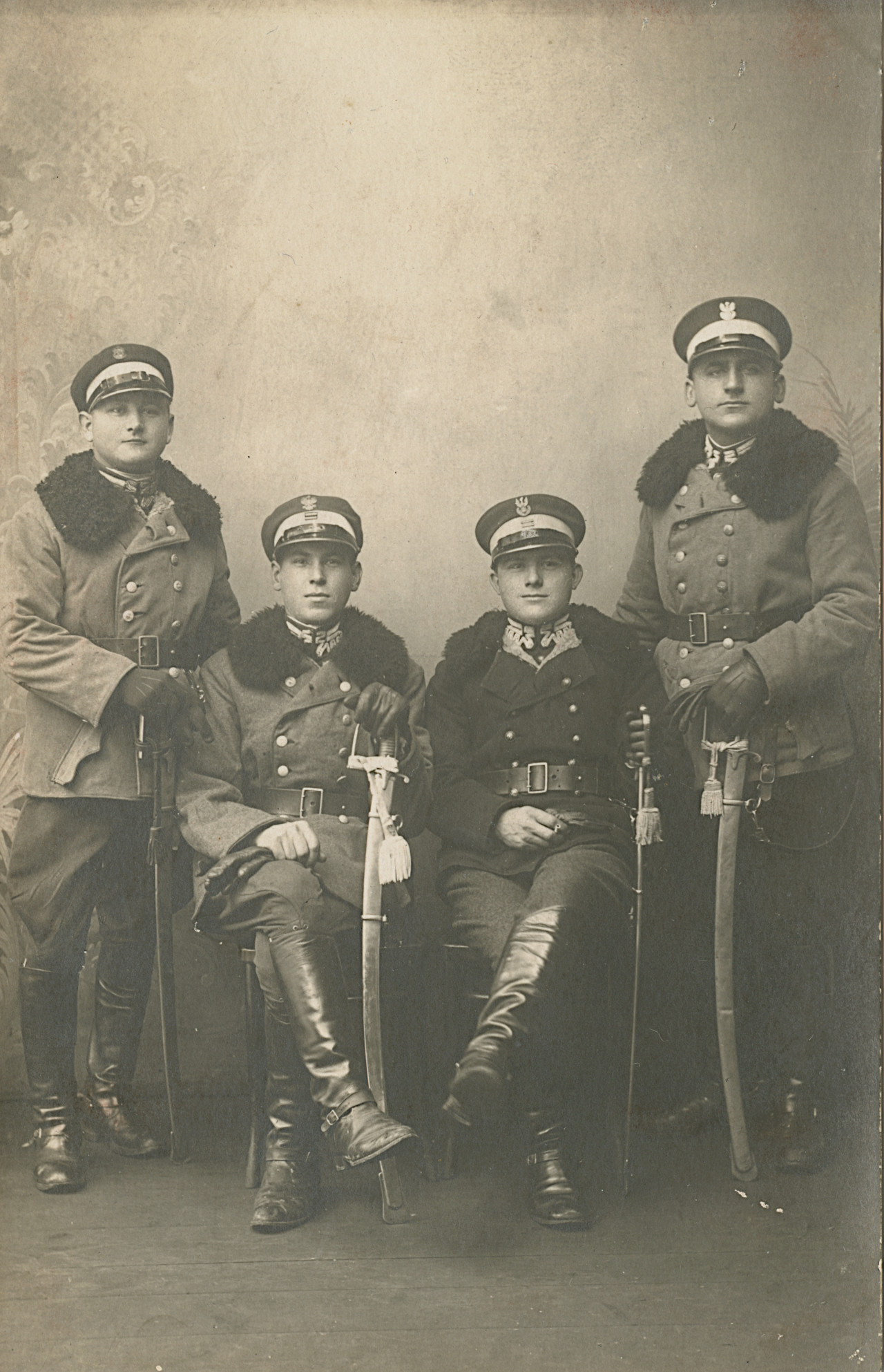 Czterech żołnierzy z 2. Pułku Szwoleżerów Rokitniańskich. Drugi od lewej to Józef Domasik z Osieka. Imiona i nazwiska pozostałych nie są znane.
