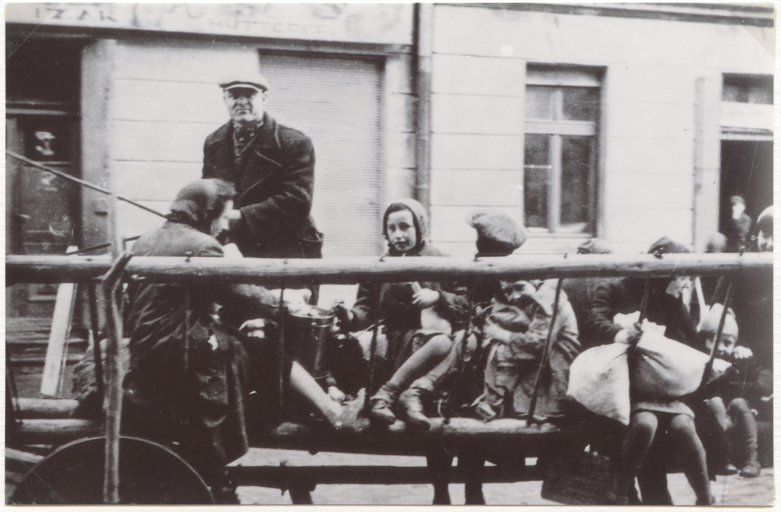 Oświęcim - niemiecka okupacja. Drabniasty wóz chłopski z żydowskimi dziećmi wywożonymi na stację kolejową w Oświęcimiu