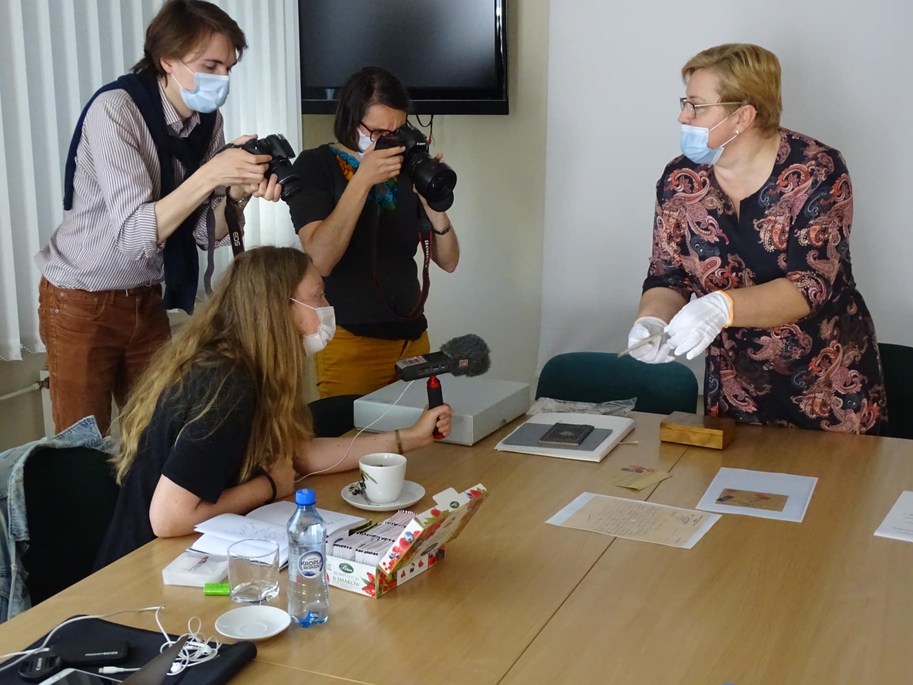 Dyrektor Muzeum Pamięci Mieszkańców Ziemi Oświęcimskiej Dorota Mleczko prezentuje francuskojęzycznym dziennikarzom cenne obiekty ze zbiorów MPMZO