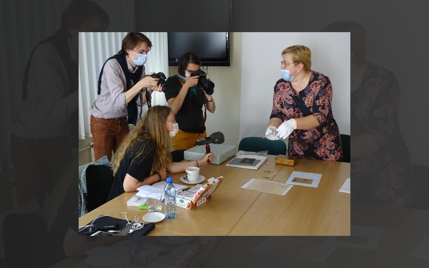 Dyrektor Muzeum Pamięci Mieszkańców Ziemi Oświęcimskiej Dorota Mleczko prezentuje francuskojęzycznym dziennikarzom cenne obiekty ze zbiorów MPMZO
