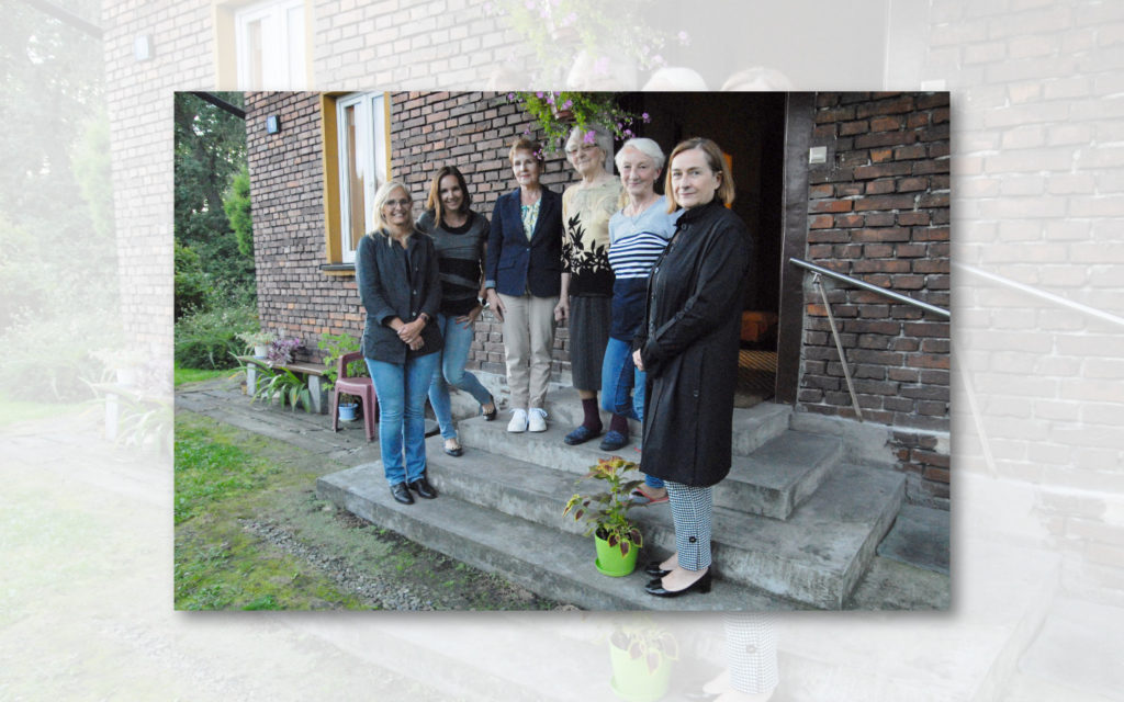 Na schodach domu w Brzeszczach Nazieleńcach stoją (od lewej): Joanna Cebulska, Magdalena Dulińska, Krystyna Dulińska, Helena Wajdzik, Teresa Jankowska