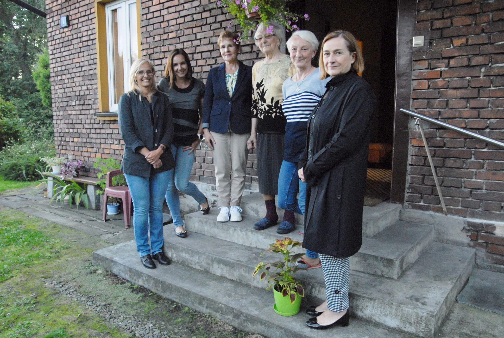 Na schodach domu w Brzeszczach Nazieleńcach stoją (od lewej): Joanna Cebulska, Magdalena Dulińska, Krystyna Dulińska, Helena Wajdzik, Teresa Jankowska