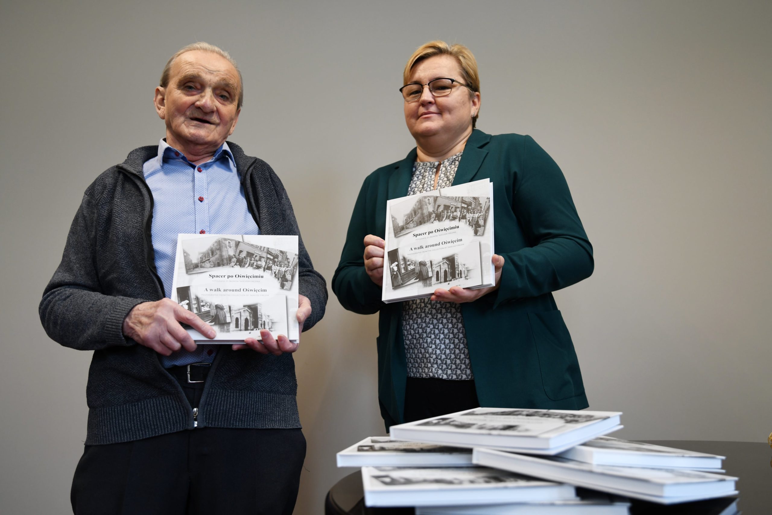 Autorskie egzemplarze uroczyście przekazała Tadeuszowi Firczykowi dyrektor muzeum Dorota Mleczko.
