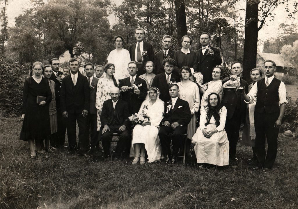 Czerwiec 1931 r. Ślub Zofii Jakubowskiej (siostry Władysława Jakubowskiego) i Jana Klusa. Władysław stoi pierwszy z prawej (ze szklanką w dłoni)