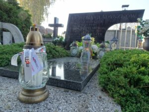 Znicz na grobie bohatera