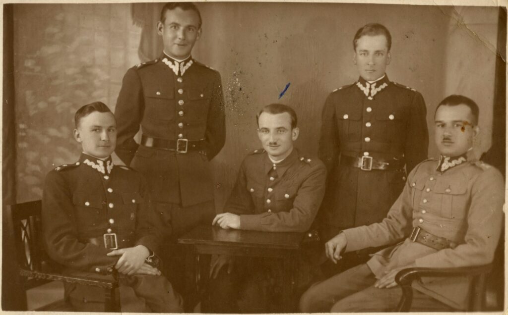 Alojzy Banaś (w środku) z polskimi oficerami