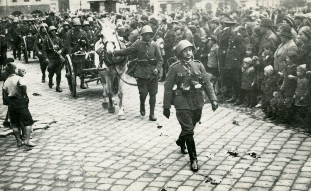 Powrót wojska Obrony Narodowej z Zaolzia w 1938 r. Rynek w Tarnowskich Górach. Na pierwszym planie Alojzy Banaś.