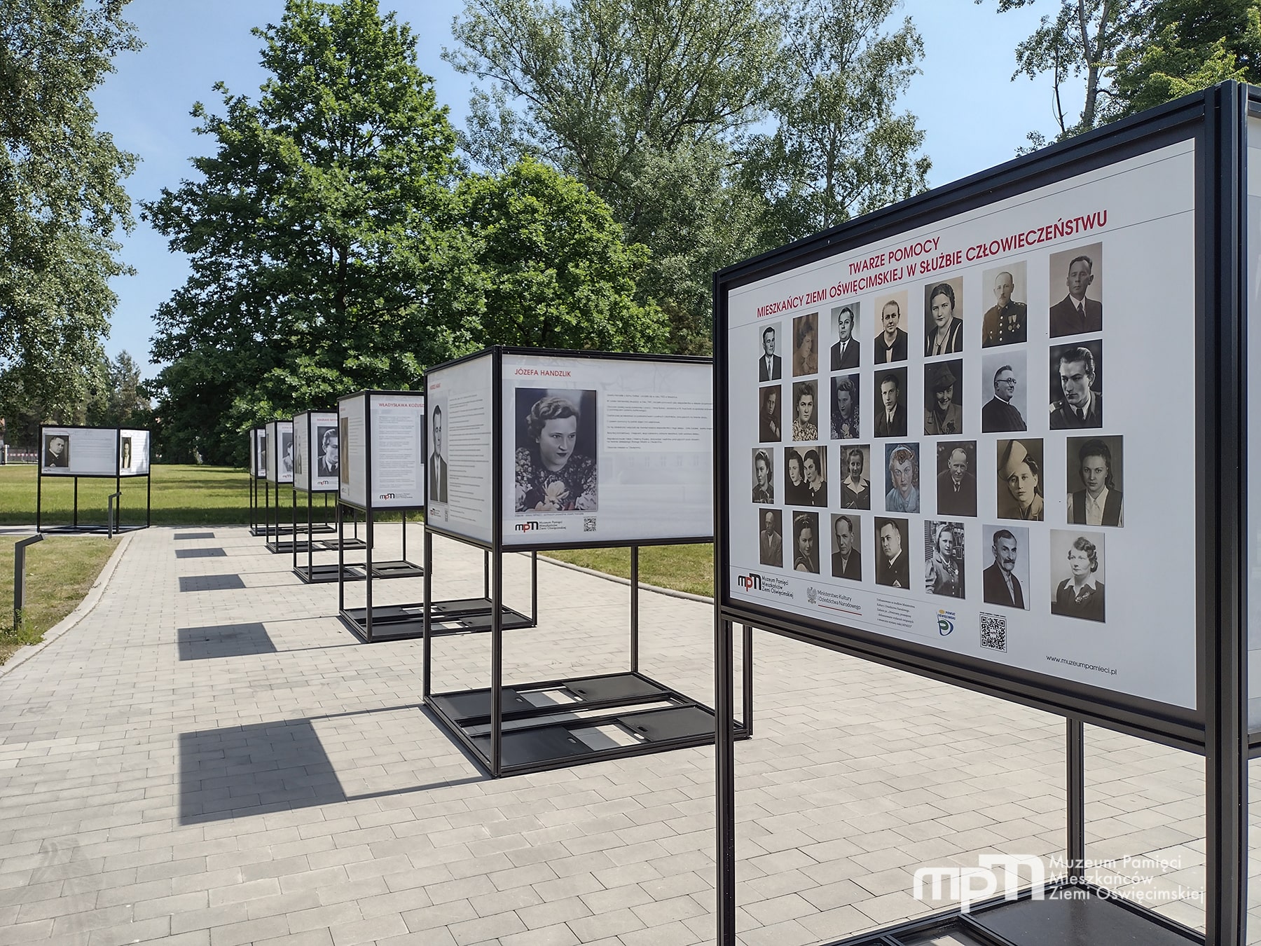 Na wystawie czasowej przy budynku Muzeum Pamięci Mieszkańców Ziemi Oświęcimskiej można obecnie poznać historie 29 kobiet i mężczyzn zaangażowanych w pomoc więźniom KL Auschwitz