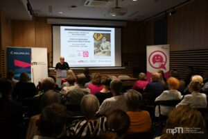 Dyrektor Muzeum Pamięci Mieszkańców Ziemi Oświęcimskiej Dorota Mleczko wita uczestników konferencji