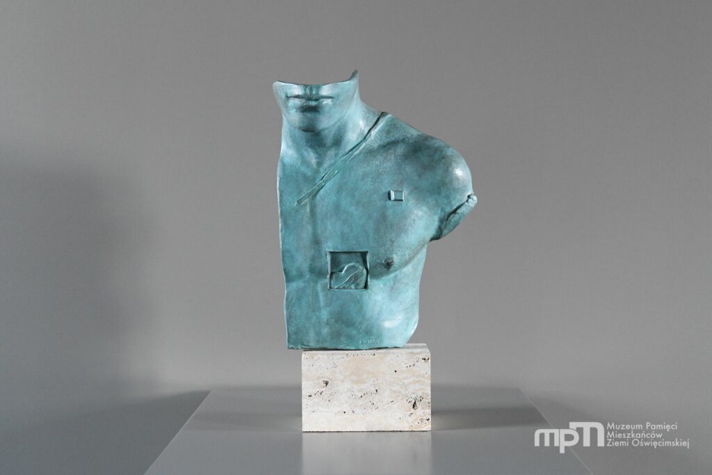Rzeźba Igora Mitoraja pt. „Asklepios” znajduje się na wystawie stałej Muzeum Pamięci Mieszkańców Ziemi Oświęcimskiej