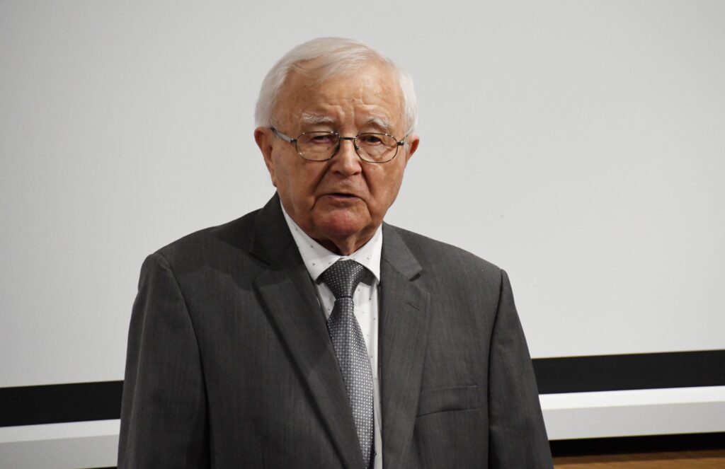 Na zdjęciu centralnie stoi mężczyzna. To świadek historii: Marian Górnicki.