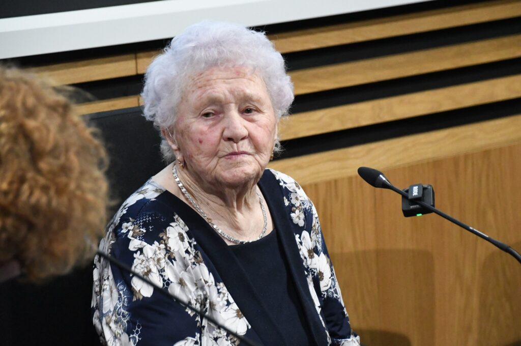 Na zdjęciu pokazana jest starsza osoba. To świadek historii: Wanda Saternus