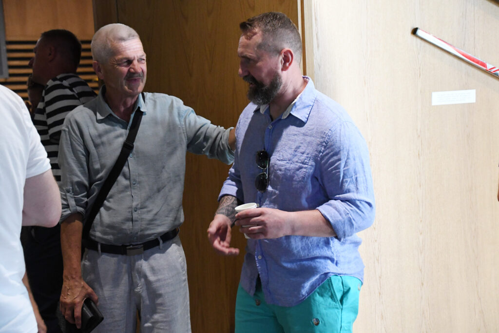 Były fotoreporter „Dziennika Polskiego” Marek Mordan rozmawia z byłym hokeistą Tomaszem Piątkiem
