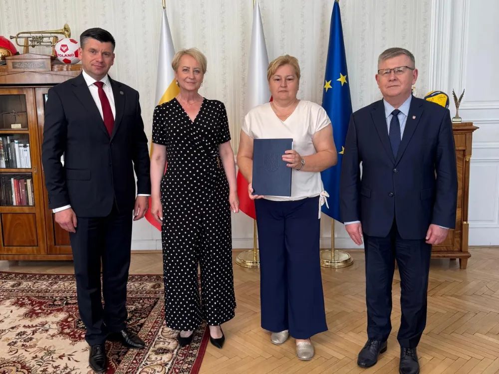Na zdjęciu znajdują się 4 osoby. W białej bluzce Dorota Mleczko wybrana na stanowisko dyrektora Muzeum Pamięci Mieszkańców Ziemi Oświęcimskiej.