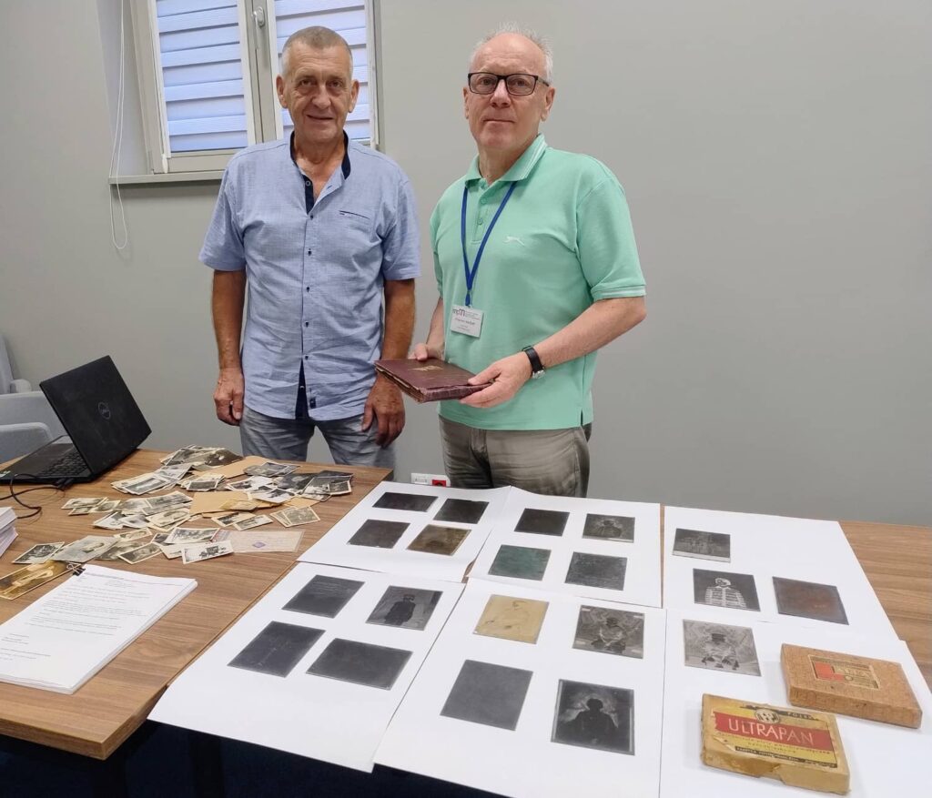 Ryszard Oleksiuk (z lewej) przekazał w czwartek do zbiorów Muzeum Pamięci Mieszkańców 20 szklanych negatywów sprzed stu lat. Obok stoki kustosz Zbigniew Mazur.