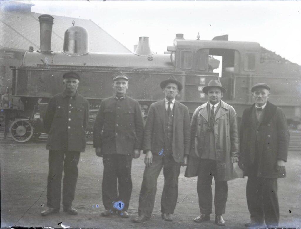 Kolejarz Jan Ćwiklicki (stoi w środku) wraz z innymi członkami rodziny pomagał więźniom KL Auschwitz w czasie niemieckiej okupacji 