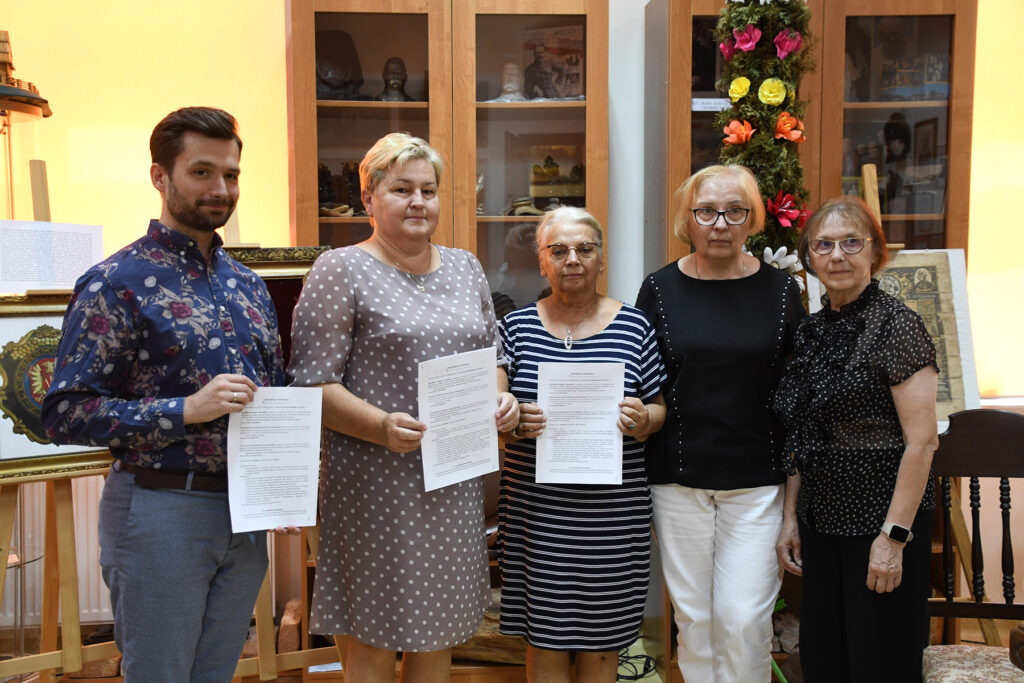 Po podpisaniu umowy w Zatorze. Od lewej: koordynator projektu Marcin Musiał, dyrektor Muzeum Pamięci Mieszkańców Ziemi Oświęcimskiej Dorota Mleczko, prezes Towarzystwa Miłośników Ziemi Zatorskiej Bogusława Smreczyńska, sekretarz TMZZ Ewa Koczurkiewicz, wiceprezes TMZZ Małgorzata Bernowska