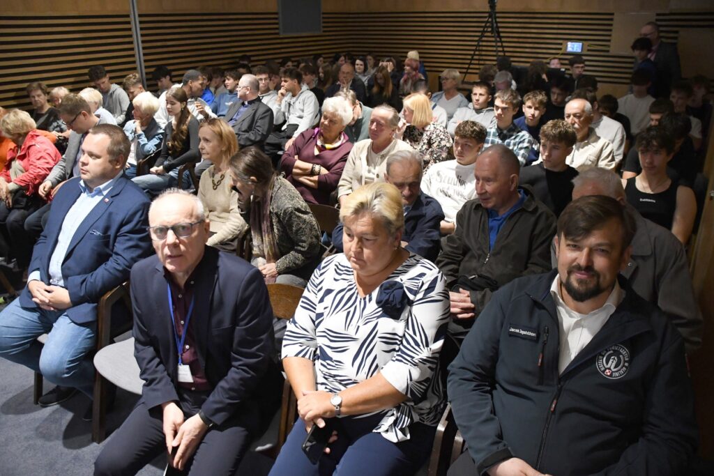 Publiczność zebrana podczas konferencji popularno naukowej w muzeum.