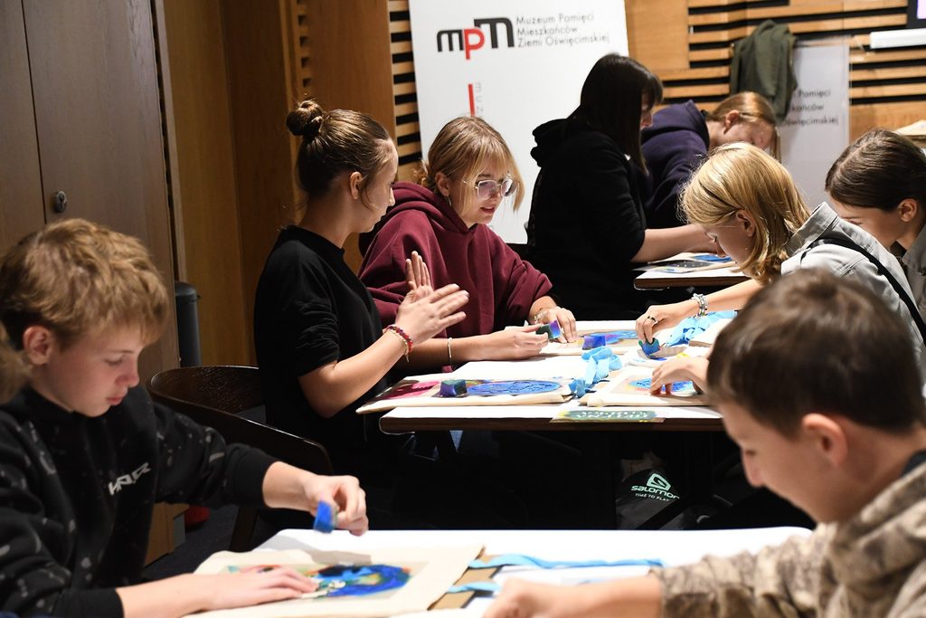 Młodzież podczas pracy na warsztatach plastycznych w muzeum