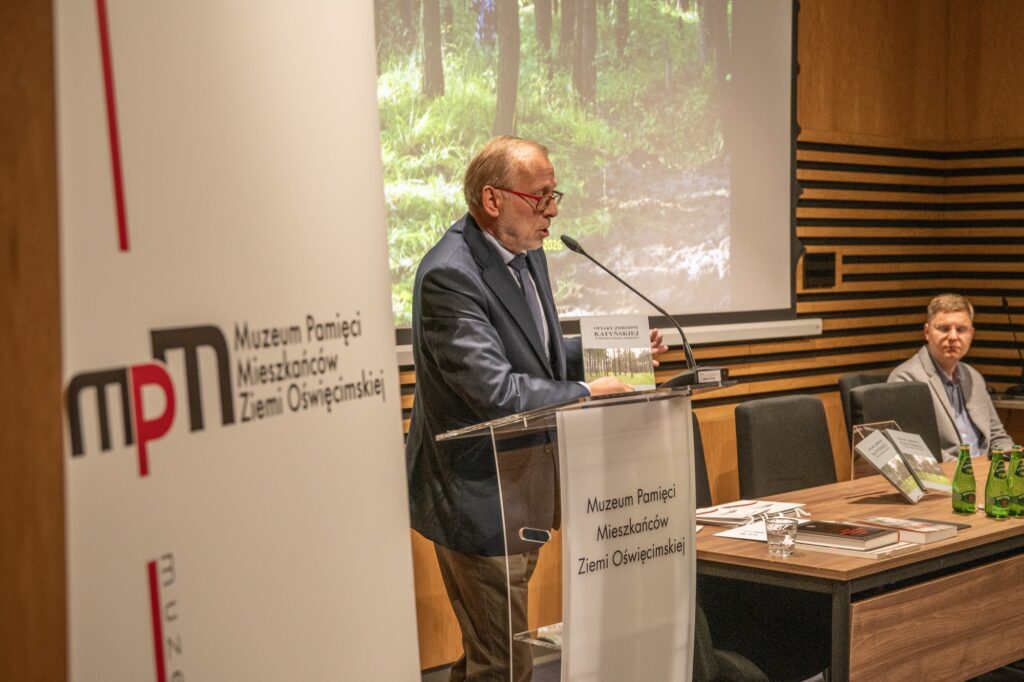 Mężczyzna na mówinicy. W tle widać drugą postać.